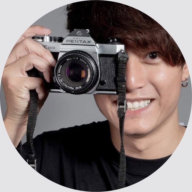กรพัฒน์ถือกล้องฟิล์ม Pentax