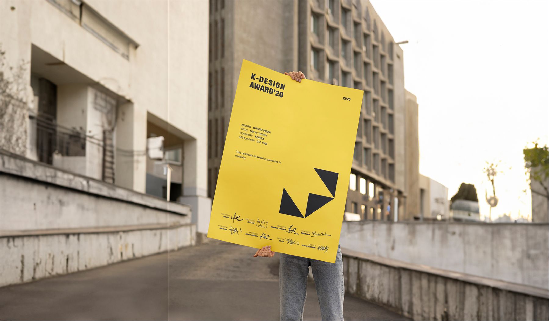 กรพัฒน์ถือโปสเตอร์ K-Design Award 2020